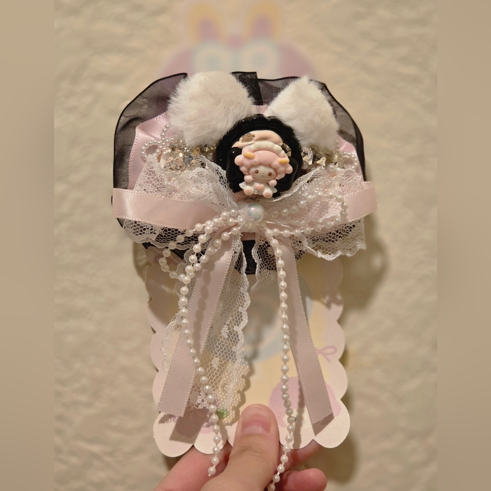 Elegant Lace and Pearl Hair Accessory